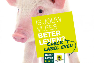 De Beter Leven week poster met een varken op de achtergrond