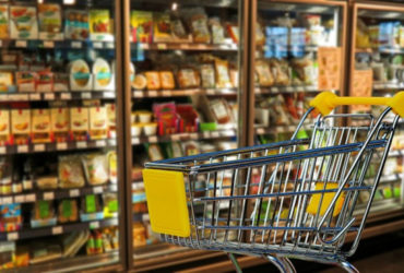 Winkelkar in supermarkt