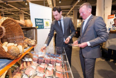 Directeur Frank Dales in een Albert Heijn met Beter Leven producten