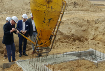 De eerste steenlegging van de Kipster stal. Het Beter Leven team is aanwezig