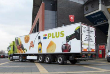 Een vrachtwagen van de Plus