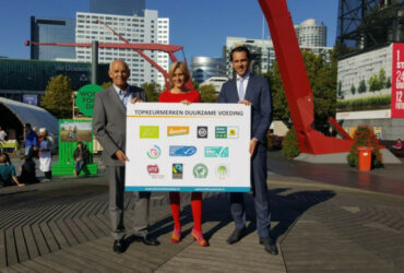 Staatsecretaris van Dam met het Beter Leven keurmerk als top keurmerk