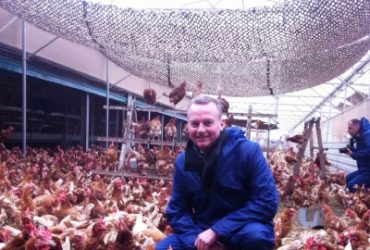 Directeur Frank Dales juigt het GIJS-ei toe